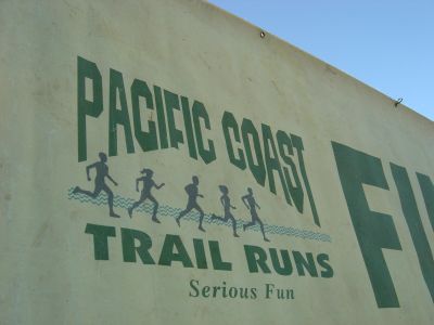 Pcific Coast Trail Runs, Serious Fun. Logo e slogan dell'Organizzazione, direttamente dal banner "Finish".