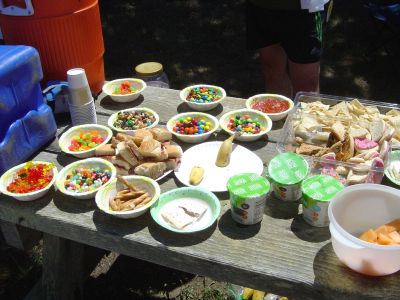 Ai punti di ristoro, ricche varieta' di dolciumi dai mille colori e biscotti dalle variopinte glasse. In aggiunta, al ristoro finale, zuppa di pollo e scodelle di chilli!