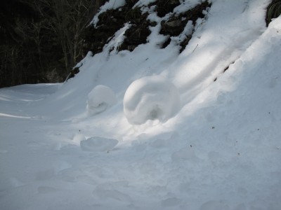 Alcuni riccioli di neve, frutto di brevissimi distacchi di neve, lungo i fianchi del sentiero.