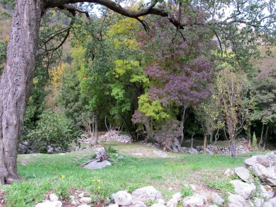 Un giardino in technicolor presso il borghetto di Case Sassi.