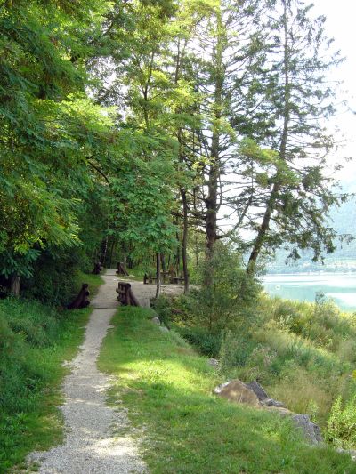 Poco prima di raggiungere la spiaggia di farra d'Alpago, uno sguardo all'indietro, per ammirare un tratto particolarmente suggestivo del sentiero percorso.