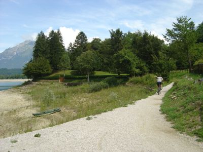 Il sentierino che dalla spiaggia in zona Poiatte porta verso la localita' Bastia (a nord del Lago di Santa Croce), passando per la spiaggia di Farra d'Alpago.