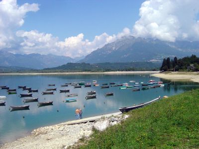 Barche a Poiatte, presso la prima spiaggia, sul lato dell'Alpago.