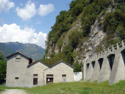 Siamo alla fine della sterrata che costeggia il Canale di Soccher. Da qui il canale entra nella montagna. Ritono indietro, il cartello indica zona adestramento cani, meglio non insistere...