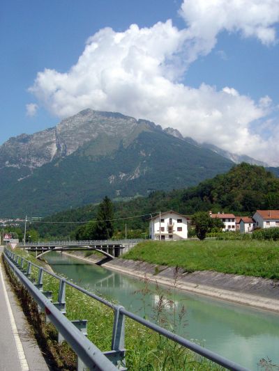 Lasciato il lago alle spalle, si procede paralleli al Canale di Soccher, serpentone di cemento.