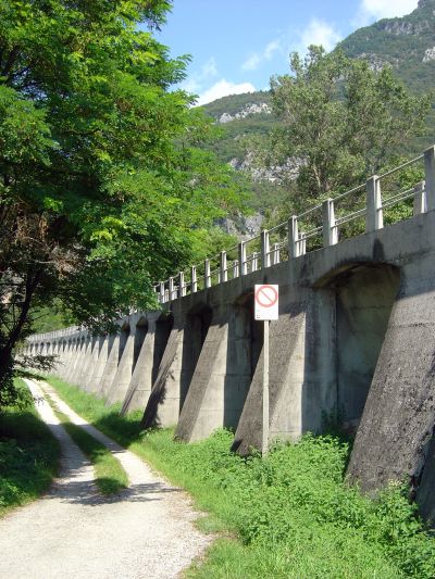 Improvvise iniziano le arcate che sorreggono il Canale di Soccher. Sto risalendo il fiume, la struttura s'innalza per dare pendenza all'acqua trasportata.