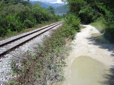 In questo breve trato la sterrata viene stretta tra il canale di Soccher e la ferrovia. Nessun treno in arrivo purtroppo. Dev'essere di notevole impatto correre in questo tratto mentre avanza il treno.