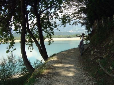 La parte piu' caratteristica del lungolago alpagotto, tra localita' Poiatte e la spiaggia di Farra d'Alpago.