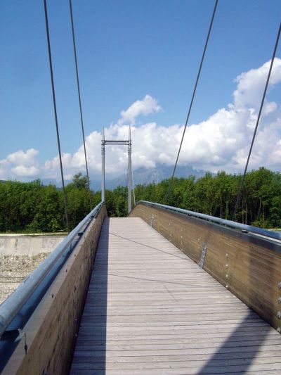 Un'immagine del ponte sul torrente Tesa, pedalando verso l'area umida detta Sbarai.