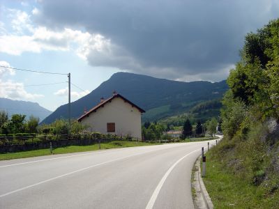 Correndo lungo la statale, da Cadola verso il Lago di Santa Croce.