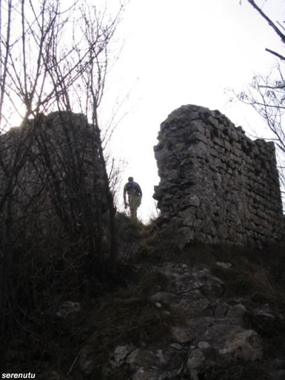 I resti della torre che sovrasta il Santuario di Santa Augusta, a Serravalle di Vittorio Veneto (foto Serenutu).