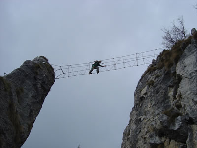 Il mitico passaggio sul ponte tibetano, lungo la ferrata dei Sass Brusai. (sostituito in seguito da un ponte di tavole)