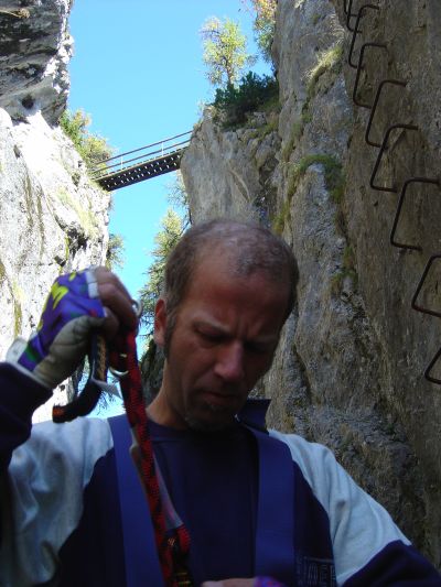 La lunga vestizione prima della ferrata al Sass de Rocia.