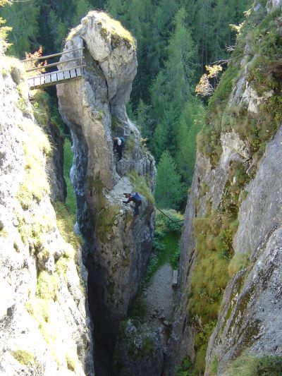 La parte più simpatica della discesa lungo la ferrata al Sass de Rocia. La foto è presa dalla parte sommitale della ferrata.