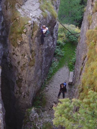 Conclusione della prima parte di discesa lungo la ferrata al Sass de Rocia.