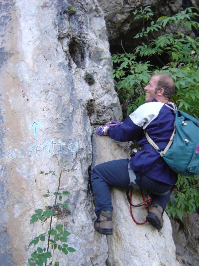 Tentativo (a 50 cm da terra) su una delle tantissime vie d'arrampicata nella zona di Laste. Sorvoliamo sulla conclusione ingloriosa del tentativo (in tema con il nome della via stessa: "so...ffritto").