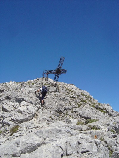 In vista della cima della Schiara, lungo la ferrata Berti. La croce appare gia' da qui in posizione... poco naturale.