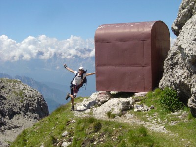 Ed eccoci al Bivacco Bernardina. Il tratto appena percorso della ferrata Zacchi ci ha lasciato una piacevole soddisfazione, ci meritiamo qualche minuto di pausa.