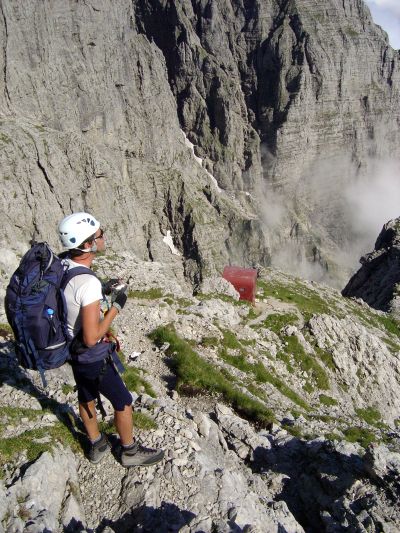 Lungo il pendio finale, siamo oramai in vista del Bivacco Marmol. E' anche il momento di procurarsi un po d'acqua.