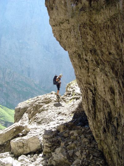 Una piccola cengia iniziale crea, nella parte comune tra la ferrata Zacchi e la ferrata Marmol, un piacevole diversivo.