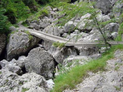 Siamo al secondo ponte. Una lieve striscia di cemento tra enormi massi.