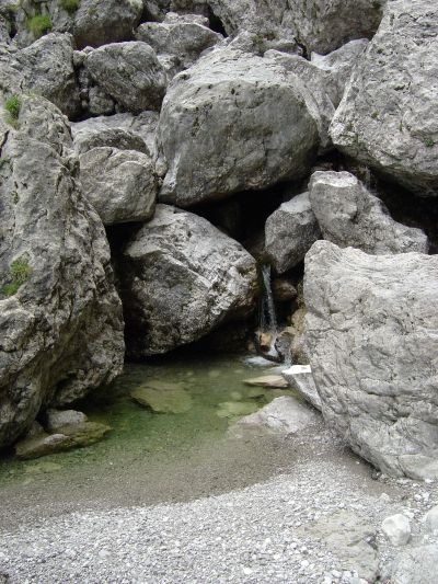 In corrispondenza del secondo ponte, il Torrente Ardo inizia a mostrare la forte personalita' che caratterizzera' poi anche lo stesso Schiara. Il letto e' una collezione di enormi massi, piccole cascate e specchi d'acqua. Decisamente selvaggio!