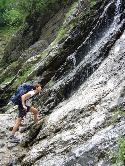 L'acqua gioca con la roccia non solo nel letto del torrente, ma anche sulle pareti che circondano l'Ardo. Ecco una cascata dove ci concediamo una doccia molto soft.