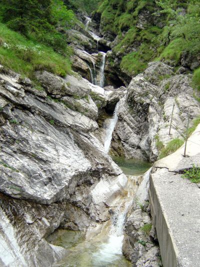 Finalmente la vena piu' artistica dell'Ardo si presenta ai nostri occhi: cascate, scivoli d'acqua e catini (detti bojoli) che c'invitano sia alla contemplazione che ad un refrigerante bagno! Resistiamo alla tentazione ma con fatica.