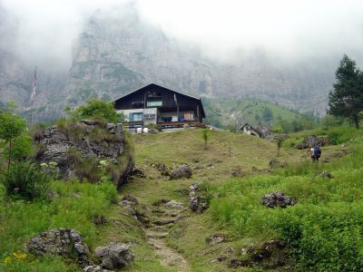 Finalmente in vista del Rifugio 7° Alpini! E' quasi ora di cena. Gli avventori si rilassano all'esterno ed i gestori si affannano all'interno!