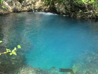 L'azzurro intenso delle sorgenti del Meschio ed il gorgoglio bianco dell'aria che emerge lungo le pareti della roccia.