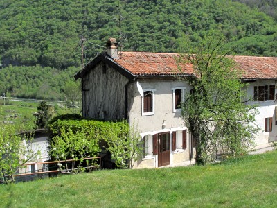 Gironzolando tra i lievi pendii nei dintorni di Forcal, non è raro incrociare qualche rustico che conserva in modo particolarmente quel sapore di tempi andati. Dettagli che rendono queste case particolarmente affascinanti e vere.