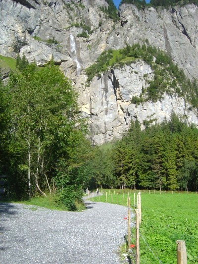 Avvicinamento semplice per la via ferrata Kandersteg-Allmenalp. In centro foto la parete iniziale.