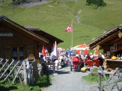 Dieci minuti a piedi e siamo alla baita dove arriva la cabinovia del fondovalle. E' ora di riposare e riempire le pance.