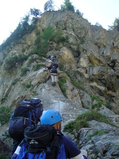 Scalette di ogni tpo, pioli a piene mani... e ovviamente graffette!!! Forse qui in zona sono un po allergici alla roccia...