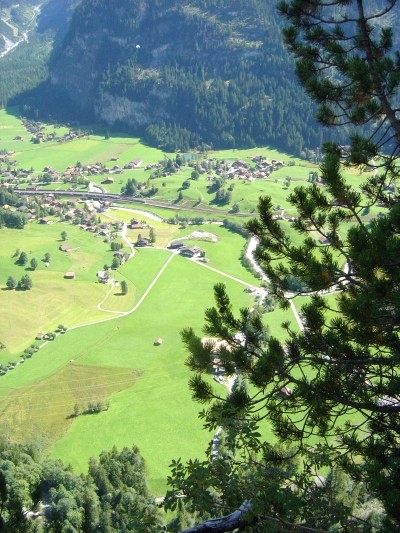 Si sale rapidi e piuttosto verticali. I fienili della valle sottostante diventano presto piccoli piccoli piccoli ...