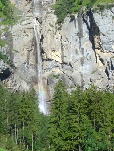 Eccoci alla prima parte della ferrata Kandersteg-Allmenalp: la parete verticale che conduce al primo ponte tibetano (ponte a 3 corde).