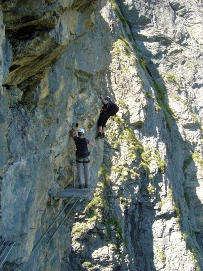 Passerella sospesa nel vuoto ... gli avanzava in soffitta e non sapevano che farne?