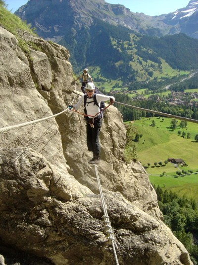 Il primo dei due ponti tibetani, a 3 corde. Prima del ponte la ferrata è una lunga teoria di pioli sporgenti dalla parete verticale. Pioli per le mani, pioli per i piedi... abbastanza insoddisfacente come modo di procedere.