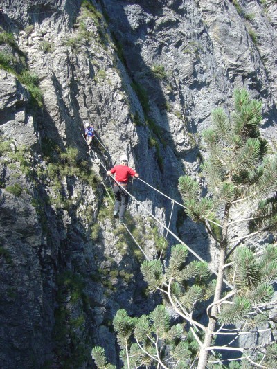 Secondo ponte tibetano. A questo punto la pianta dei piedi è rovente, stressata in un solo punto, dalla lunga teoria di metallo su cui si è costretti a camminare e sostare.