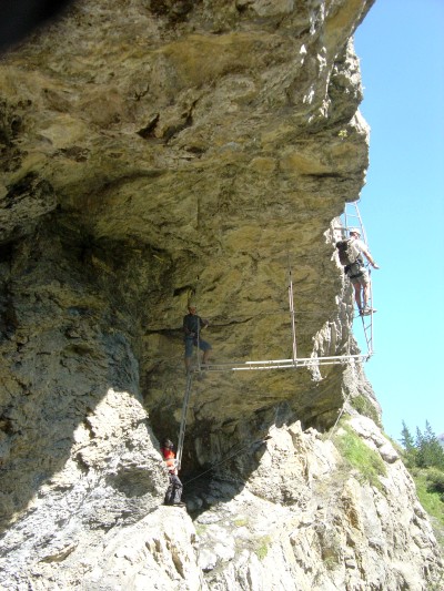 Dopo il primo ponte tibetano, ci si prospetta addirittura un tetto. Totalmente attrezzato da scale verticali, orizzontali e ritorte (tipo scala a chiocciola). Possibile che non ci fosse un tracciato più "naturale"?!?