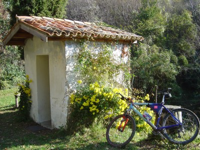 L'umile tempietto di Sant'Antonio, poco prima delle Perdonanze.