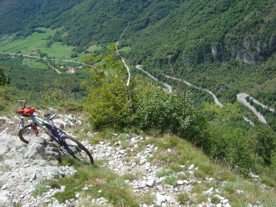 La discesa, con mtb in spalla, lungo il sentiero CAI 990 e' impegnativa, a volte esposta, ma decisamente accattivante! Sul fondovalle si notano i primi tornati che su asfalto conducono al Passo San Boldo.