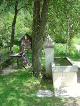 Il 990 termina sulla strada principale per il San Boldo, proprio presso questa fontana.