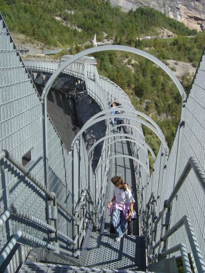 Il coronamento della diga del Vajont. L'attraversamento avviene, come si può notare, in totale sicurezza.