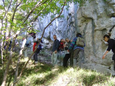 Ecco una parte degli amici del Paletto, mentre si sale per bosco, verso la strada che da Longarone conduce su alla diga.