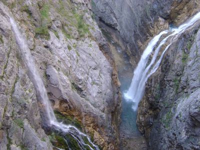 Ancora la gola del Vajont, vista da Ponte Tubo, nel punto dove i tre scarichi artificiali alimentano il torrente.