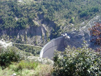 La diga del Vajont, uscendo dal paese di Casso lungo il sentiero detto Troi de Sant Antoni.