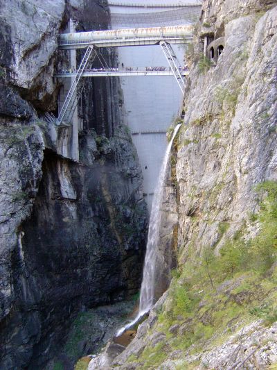 Splendida vista su ponte tubo, con la folla dei partecipanti che si accoda lungo la paserella posta sotto al grande tubo. Questo punto di osservazione e' normalmente interdetto al pubblico, siamo su proprieta' Enel.