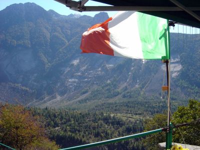 La grande frana del Monte Toc vista dal piccolo abitato di Casso.