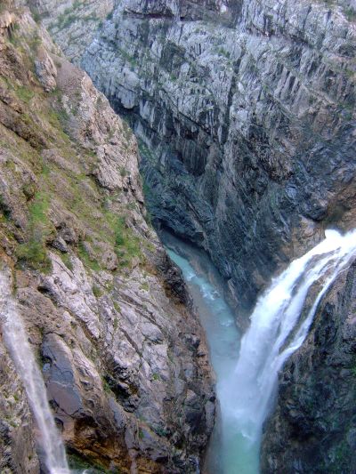 Vista sul torrente Vajont e la sua stretta valle, da ponte tubo.